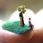 O mundo em miniatura sobre unhas Plush