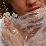 A elegância do plástico nas pinturas realistas de Robin Eley