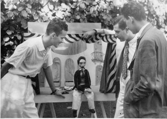 Aloisio encenando Garcia Lorca no jardim de sua casa, 1947. 