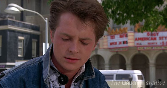 Martin McFly com fones de Walkman em "De volta para o futuro".