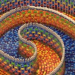 Parecem dominós coloridos, mas são obras de arte cinéticas e fantásticas