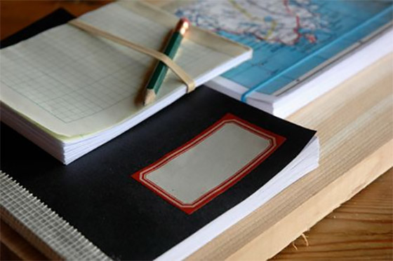 Cadernos feitos com mapas, livros e papeis em desuso (via)